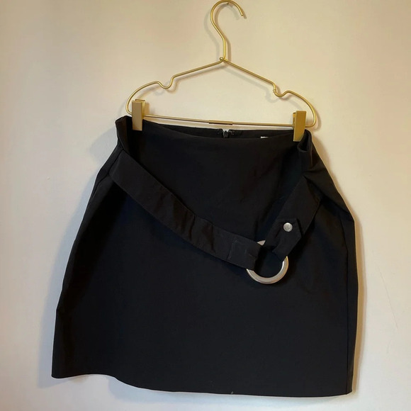 Cache Black mini short Skirt with silver belt size 8 - Picture 2 of 9